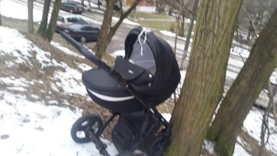 На Сихові перехожі виявили дитячий візочок з речами, але без малюка: працює поліція