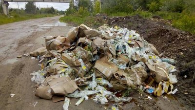 У Львові просто неба викинули зіпсовану продукцію з супермаркету (ФОТО)