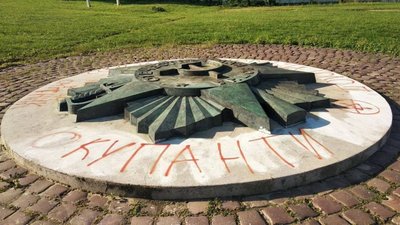 У Львові  написами «окупанти» розмалювали радянський меморіал (ФОТО)