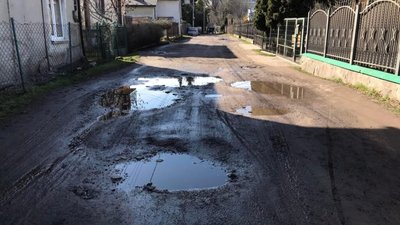 У Львові вулиця Левка Лукʼяненка перетворилась на ями (ФОТО)