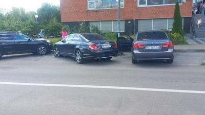 У Львові водії «Мерседеса» хаотично паркуються