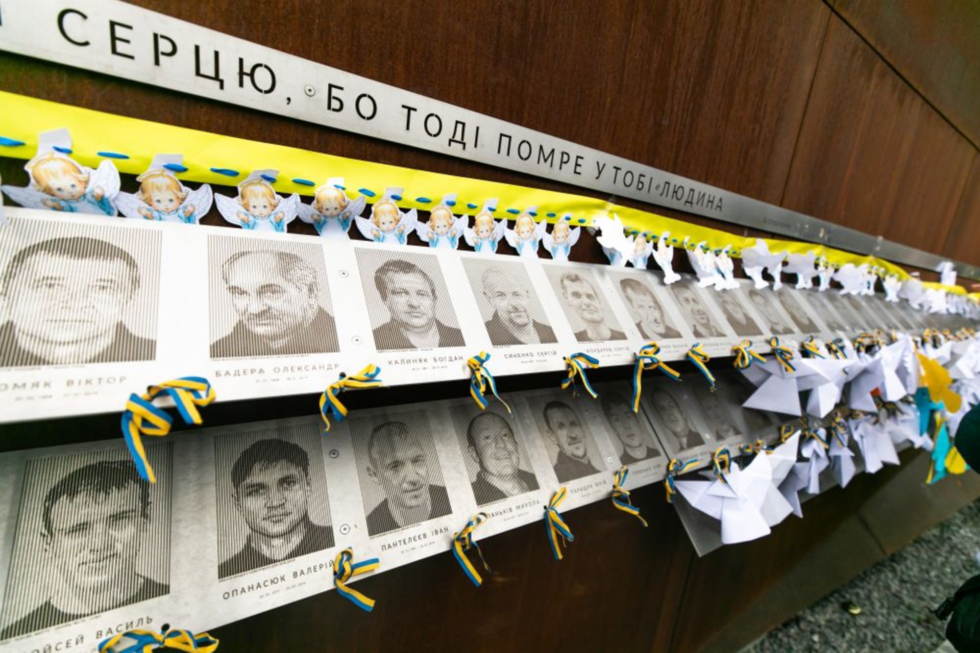Сотні паперових ангеликів розмістили на Меморіалі Небесної Сотні у Львові