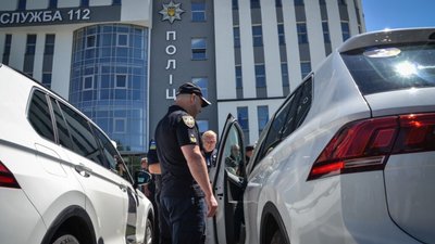 У Львові поліція змушує водіїв простоювати у тягучках