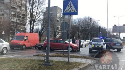 У Львові на повороті не розминулись автомобілі (ФОТО)