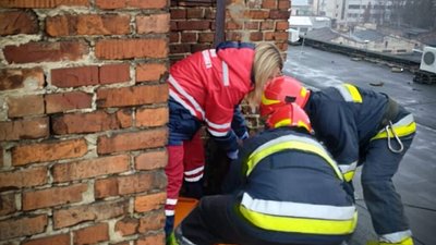 У Львові жінка впала на дах
