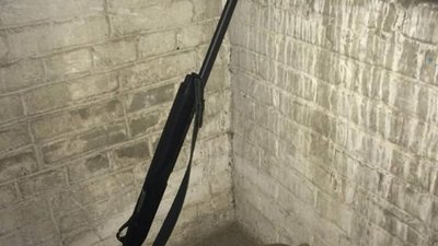 У Львові чоловік справив природні потреби у під’їзді, а потім погрожував зброєю поліцейському (ФОТО)