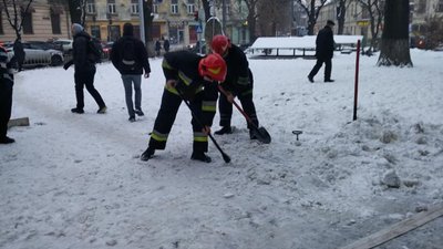У центрі Львова горить будівля: пожежні гідранти під завалами снігу (ФОТО)