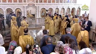 Патріарх Кирил впав на богослужінні: послизнувся на святій воді (ВІДЕО)