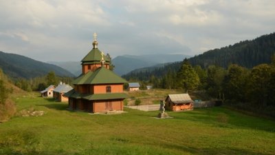 Від удару блискавки горів монастир у горах