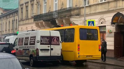 У центрі Львова маршрутка не розминулась із мікроавтобусом (ФОТО, ВІДЕО)