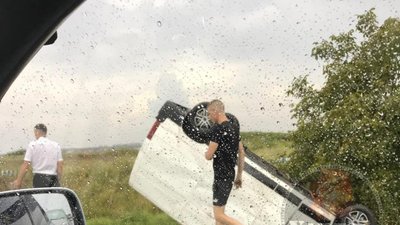 На об'їзній Львова бус вилетів в кювет (ФОТО)