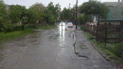 У Винниках злива вимила бруківку з новозбудованої вулиці