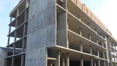 Львів’ян просять не купувати житло в сумнівній новобудові (ФОТО)