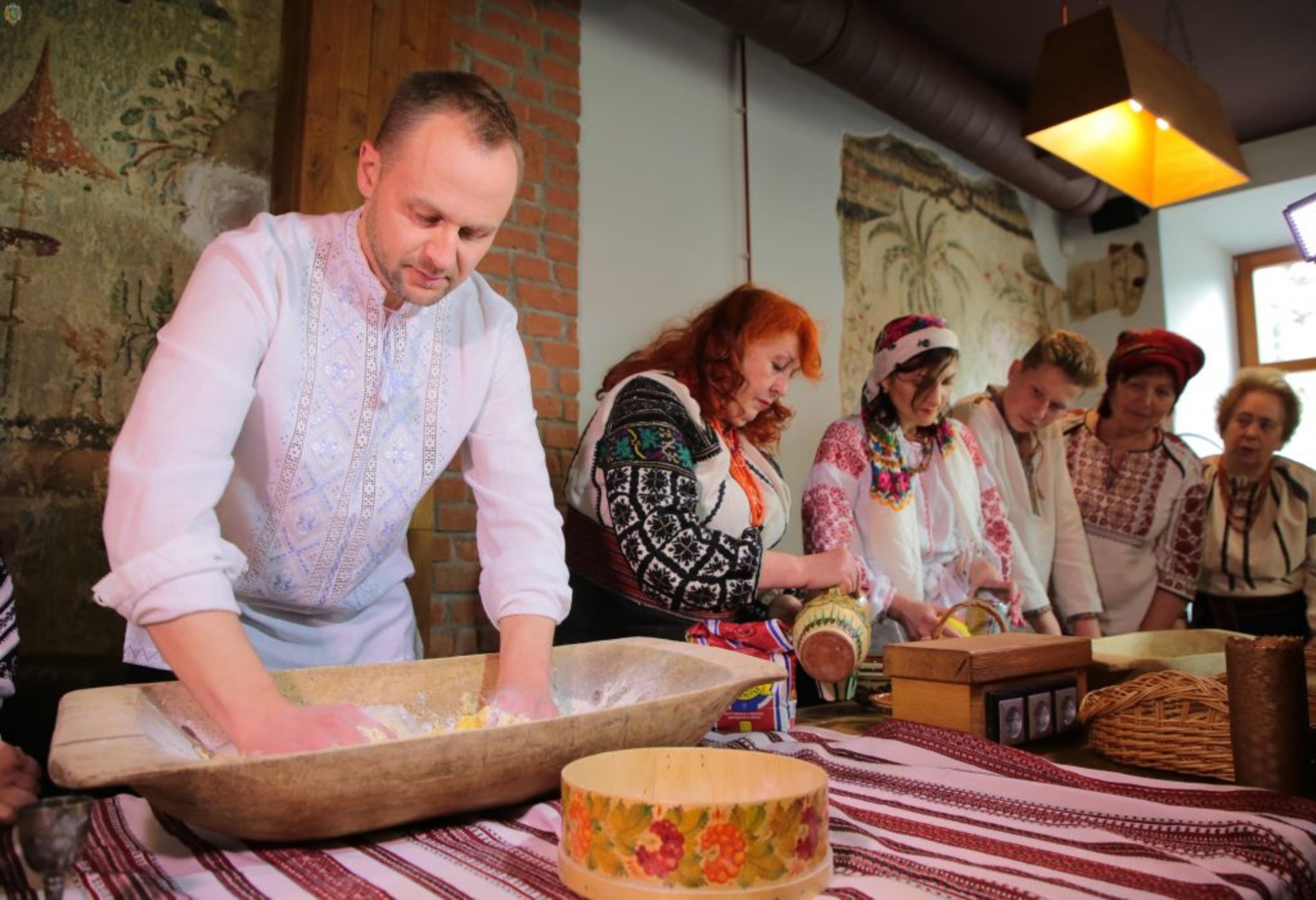 Як на Львівщині випікають паски для Захисників України