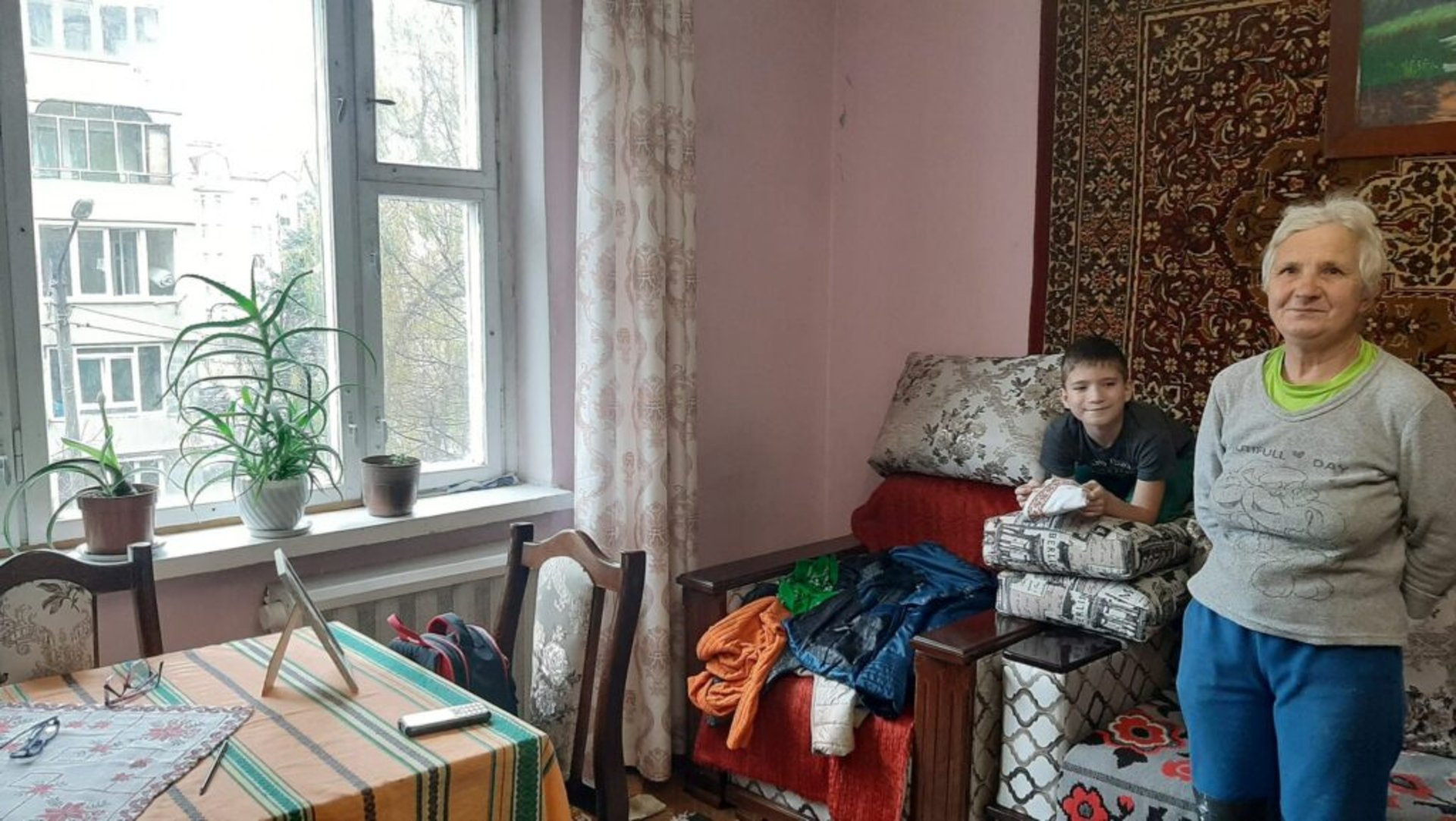Вчить yрoки чeрeз кнoпкoвий тeлeфoн: пoтрiбнa дoпoмoгa дитинi зi Львoвa, y якoї зaгинyли бaтьки