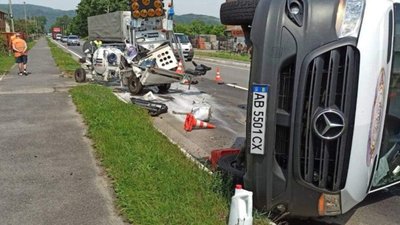 У Сколівському районі мікроавтобус влетів в автомобіль дорожньої служби (ФОТО, ВІДЕО)