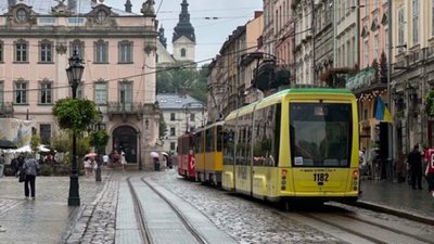Під вікнами Садового вишикувались трамваї