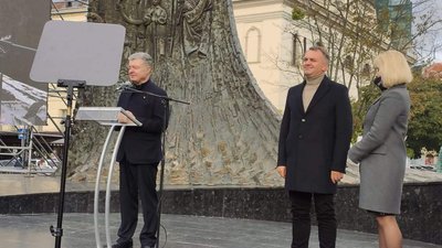 Зеленський лікує коронавірус в Україні відосиками із телевізора, - Порошенко