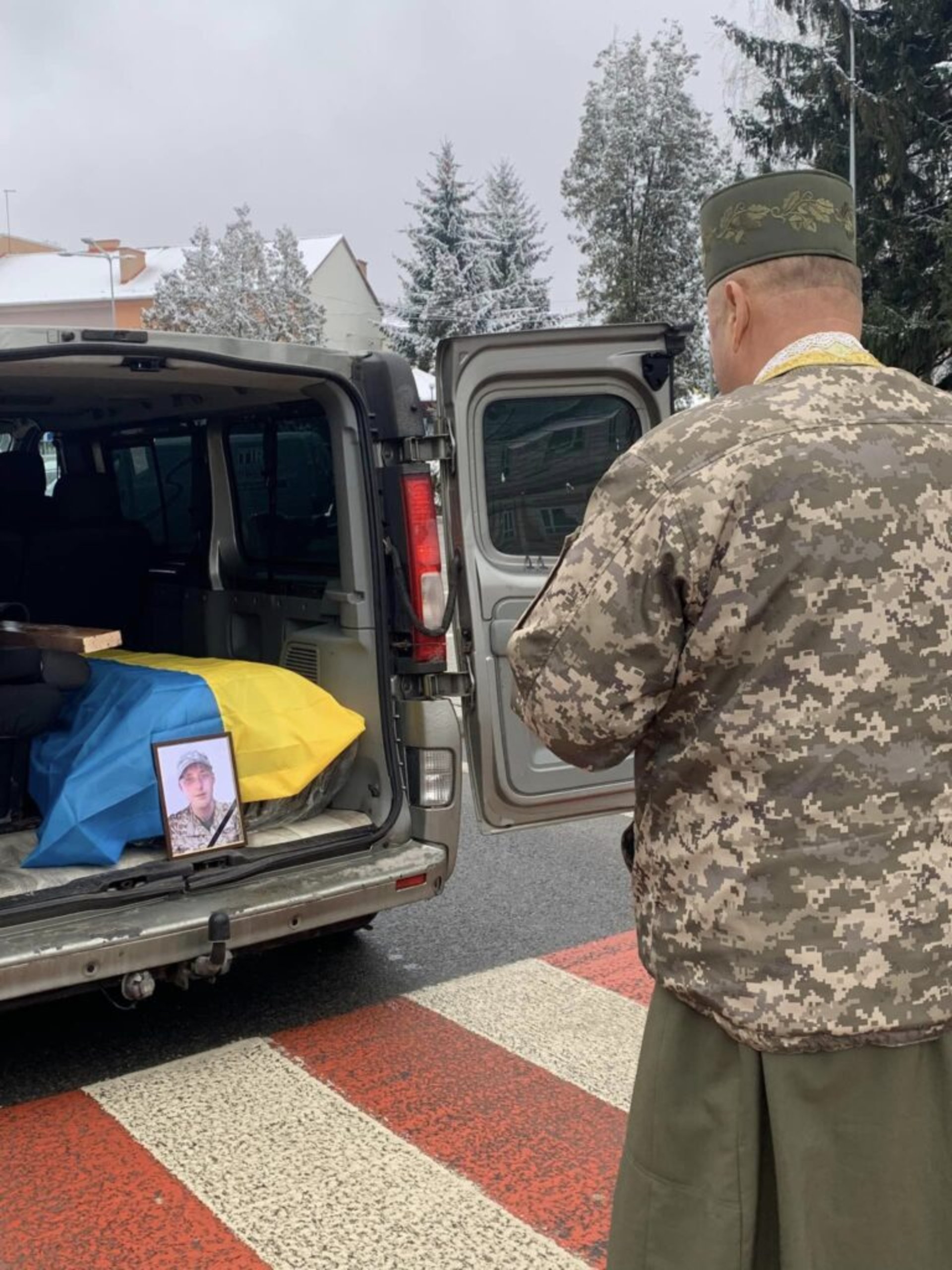 Львівщина навколішки зустріла тіло Героя України