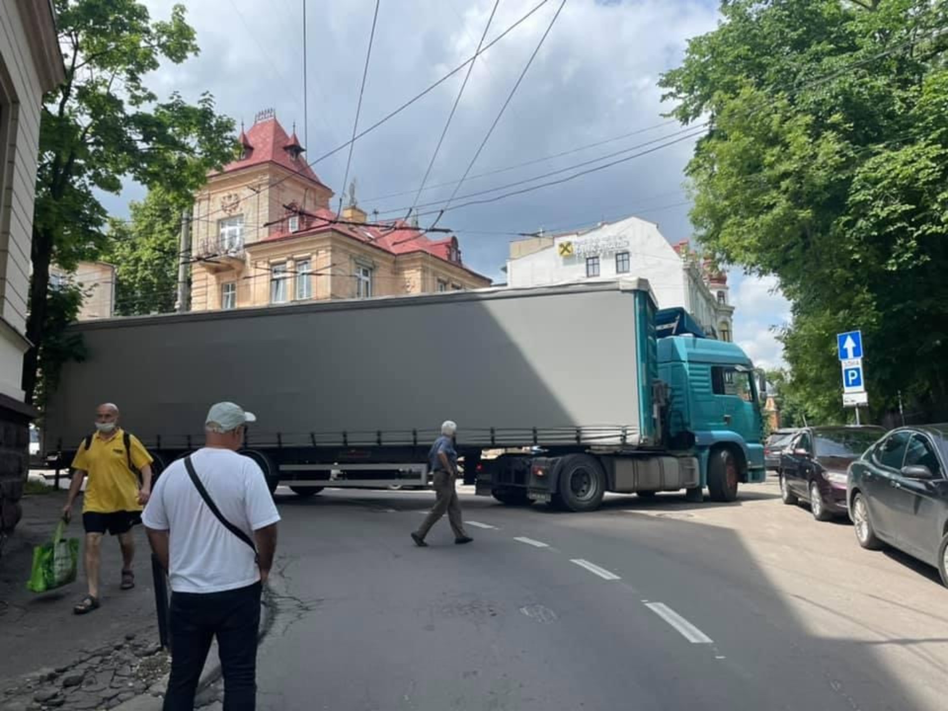 У Львові через вантажівку зупинився рух тролейбусів