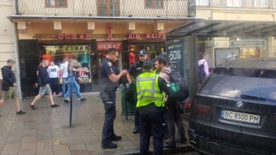 BMW у центрі Львова занесло на зупинку громадського транспорту