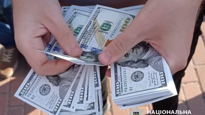 11 000 доларів за перетин кордону: поліцейські Львівщини затримали організатора нелегальної схеми