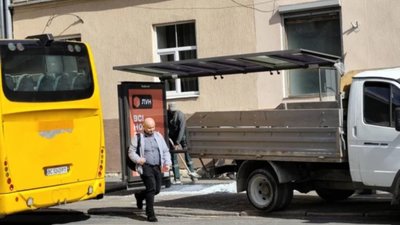 У Львові розбили скло на зупинці