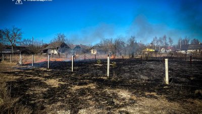 На Львівщині далі палять суху траву