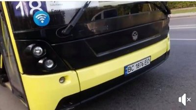 У Львові водій маршрутки затиснув дверима ногу пасажирці (ВІДЕО)