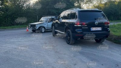 У Львові біля стадіону не розминулись автомобілі