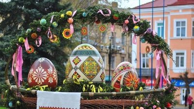 У Самборі встановили гігантський Великодній кошик (ФОТО)