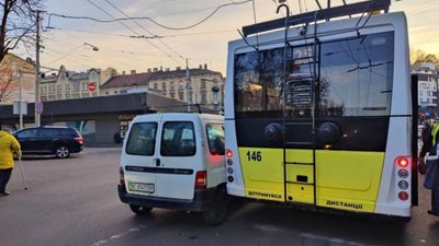 У Львові автомобіль вʼїхав у тролейбус