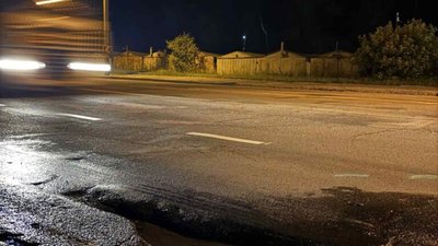 У Львові на одній з вулиць утворились глибокі ями