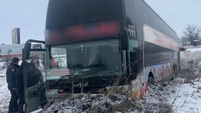 На Львівщині автобус злетів з дороги (ФОТО)