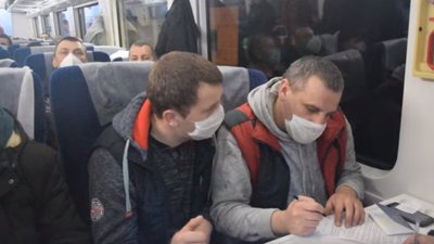 Як українці повертаються додому спецпоїздом із Польщі (ФОТО, ВІДЕО)