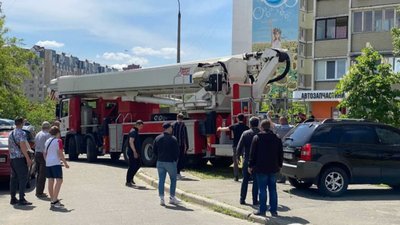 У Києві чоловік намагався вистрибнути з 12 поверху (ВІДЕО)