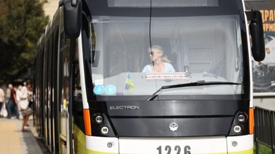 У Львові комунальний транспорт виїхав на маршрути з прапорцями