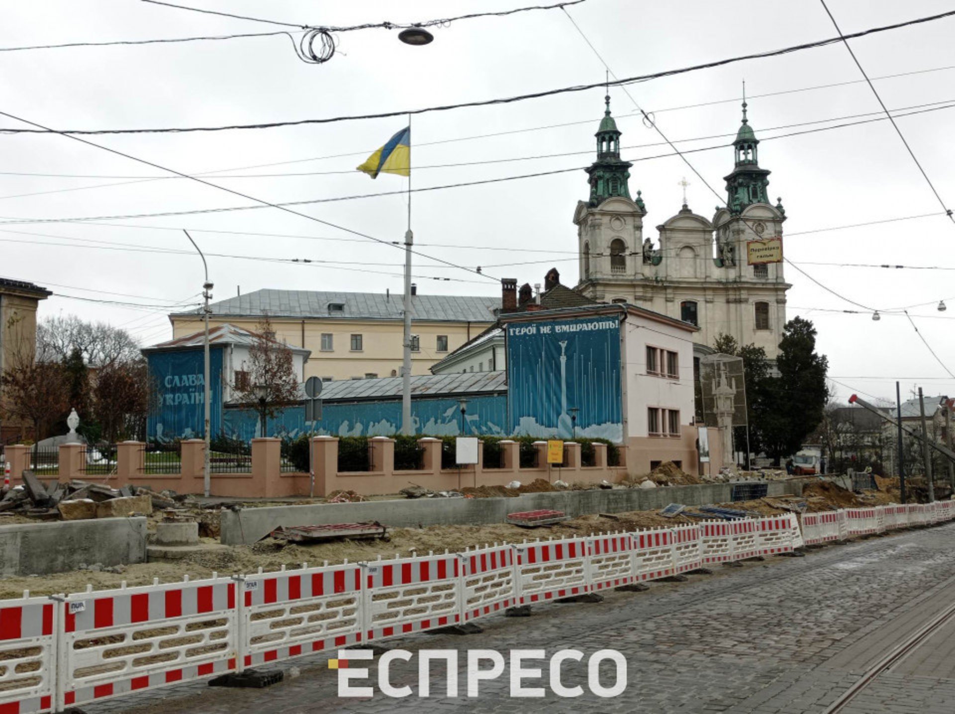 У Львові на вулиці Бандери майже повністю встановили нову підпірну стінку
