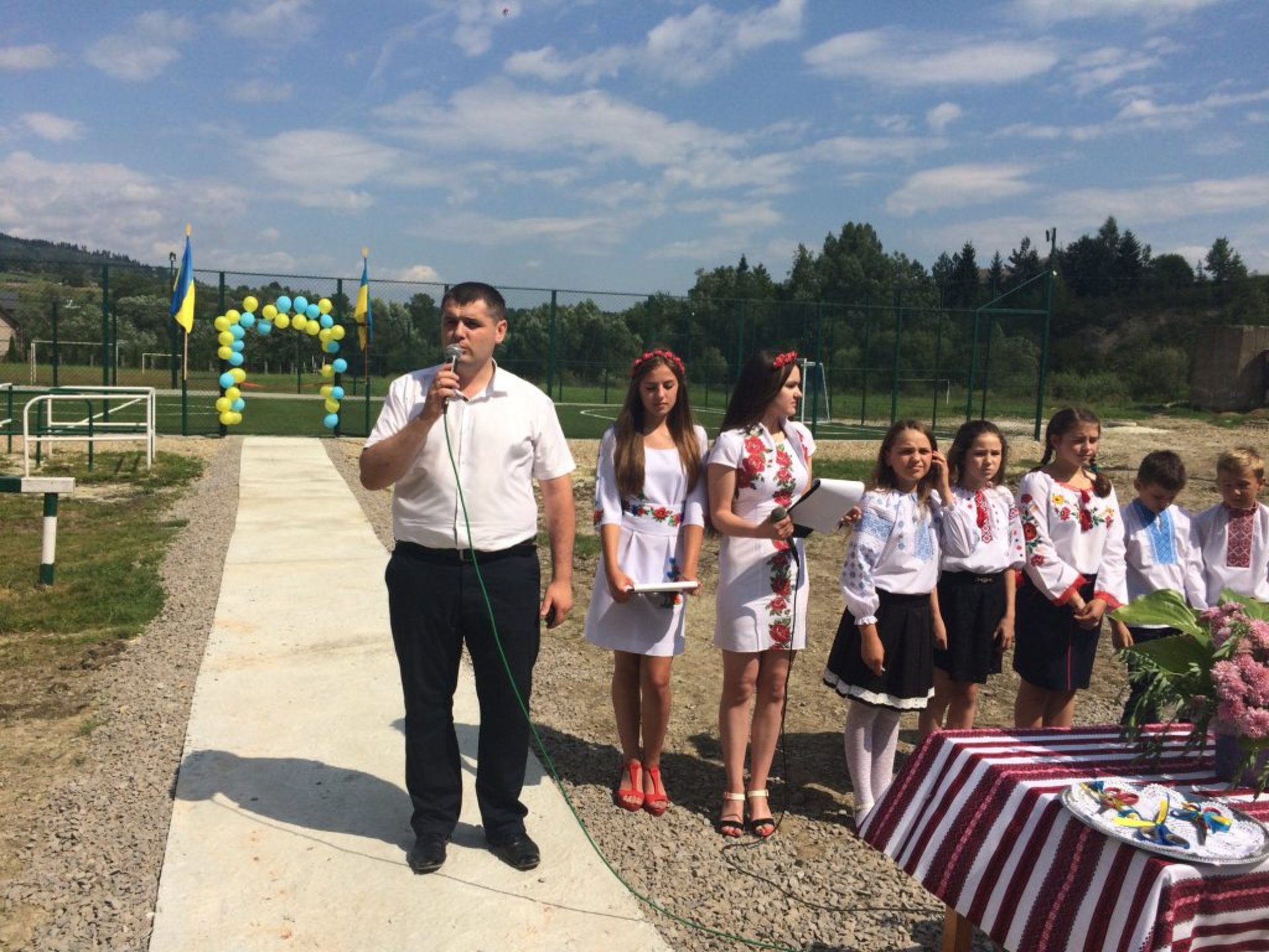 На Турківщині відкрили спортивний майданчик зі штучним покриттям