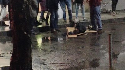 У Львові біля торгового центру лежить закривавлений чоловік