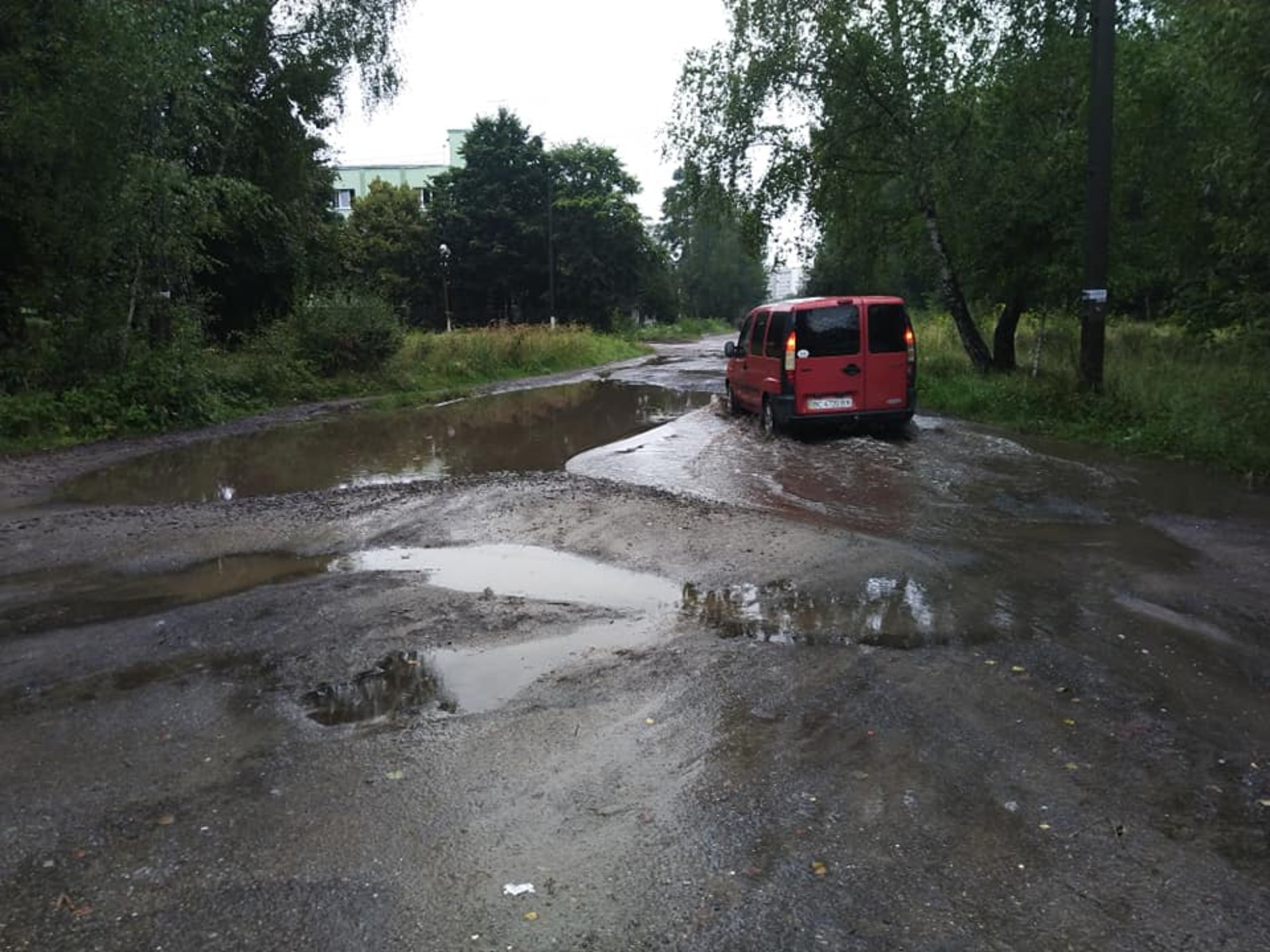 У Новояворівську затопило дорогу до залізничної станції. Фото: Іван Волицький