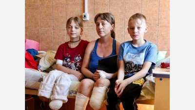 Мама з донькою, які під час ракетного обстрілу росіян втратили ноги, вже проходять перший етап протезування у Каліфорнії
