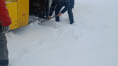 На Львівщині маршрутка застрягла у снігу