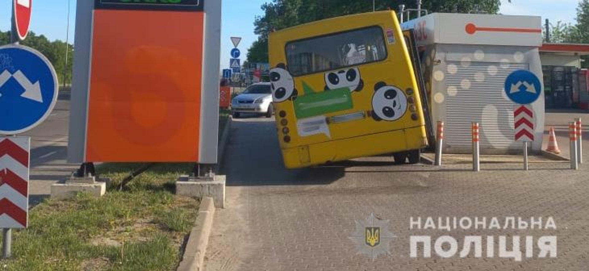 У Львові маршрутка в'їхала в АЗС