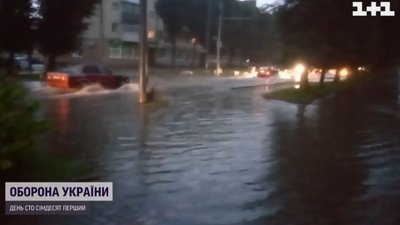 Волинь заливає другий день: у Луцьку у водяному полоні опинилися автівки та пішоходи