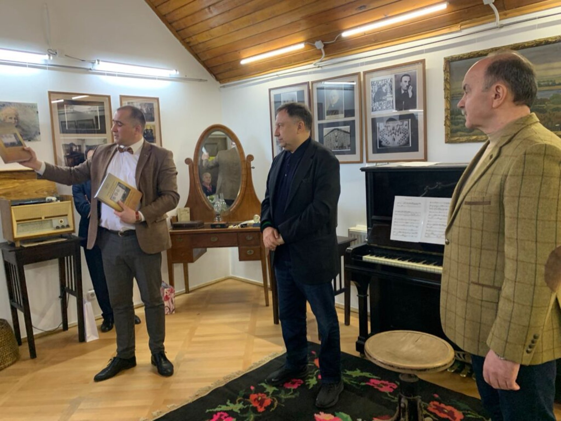 У Нагуєвичах відкрили виставку оперній співачці з Дрогобича