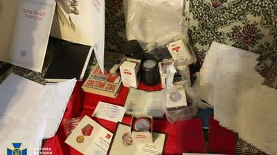 СБУ провела обшуки у представників заборонених політичних партій: знайшли зброю, георгіївські стрічки та російські прапори