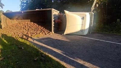 На Львівщині перекинулася фура, завантажена буряком: рух транспорту заблоковано (ФОТО)