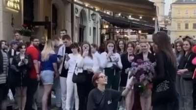 У центрі Львова дівчина освідчилась у коханні своїй партнерці (ВІДЕО)