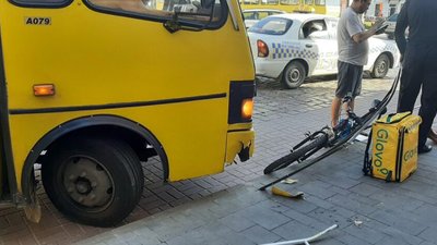 У Львові маршрутка вилетіла на тротуар (ФОТО, ВІДЕО)